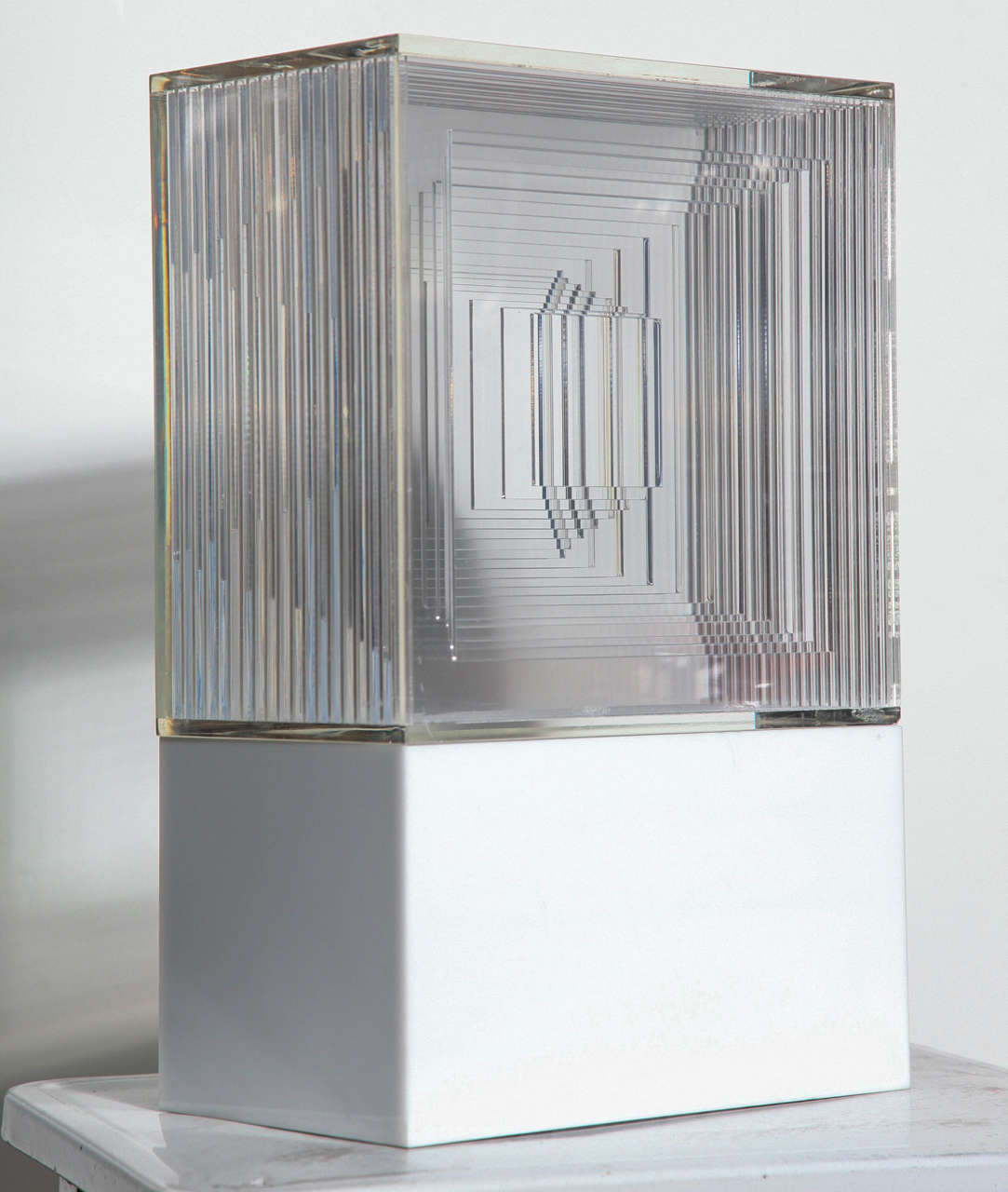 Neal Kleine Op Art Tischleuchte aus weißem und klarem Lucite - Skulptur:: 1970er (Moderne)
