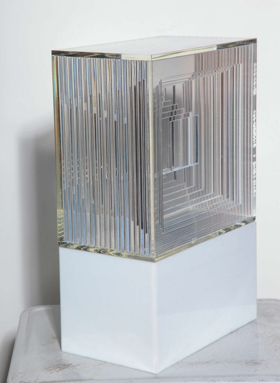 American Neal Small Op Art White and Clear Lucite Lighted Table Lamp - Sculpture, 1970s 