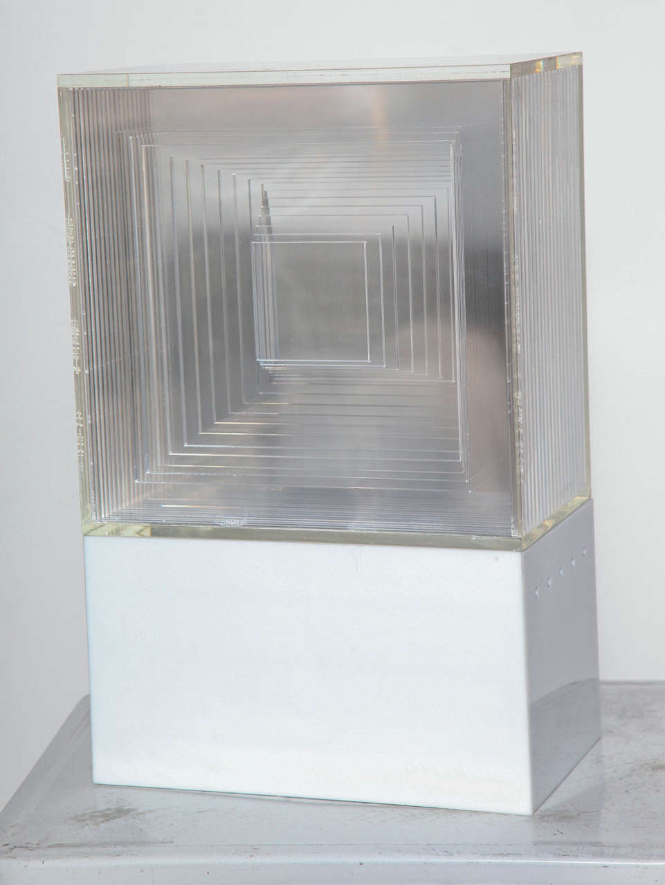 Neal Kleine Op Art Tischleuchte aus weißem und klarem Lucite - Skulptur:: 1970er 1