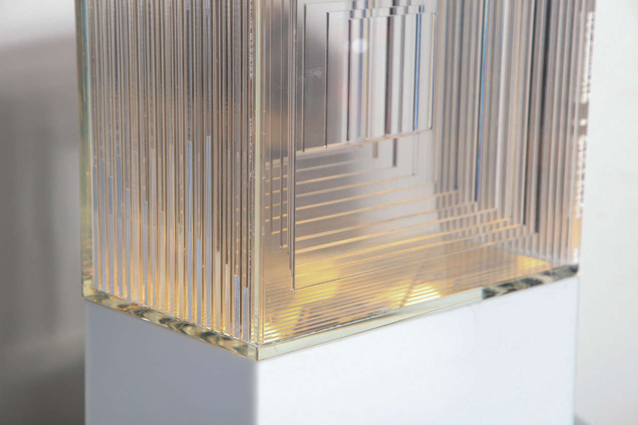 Neal Kleine Op Art Tischleuchte aus weißem und klarem Lucite - Skulptur:: 1970er 3