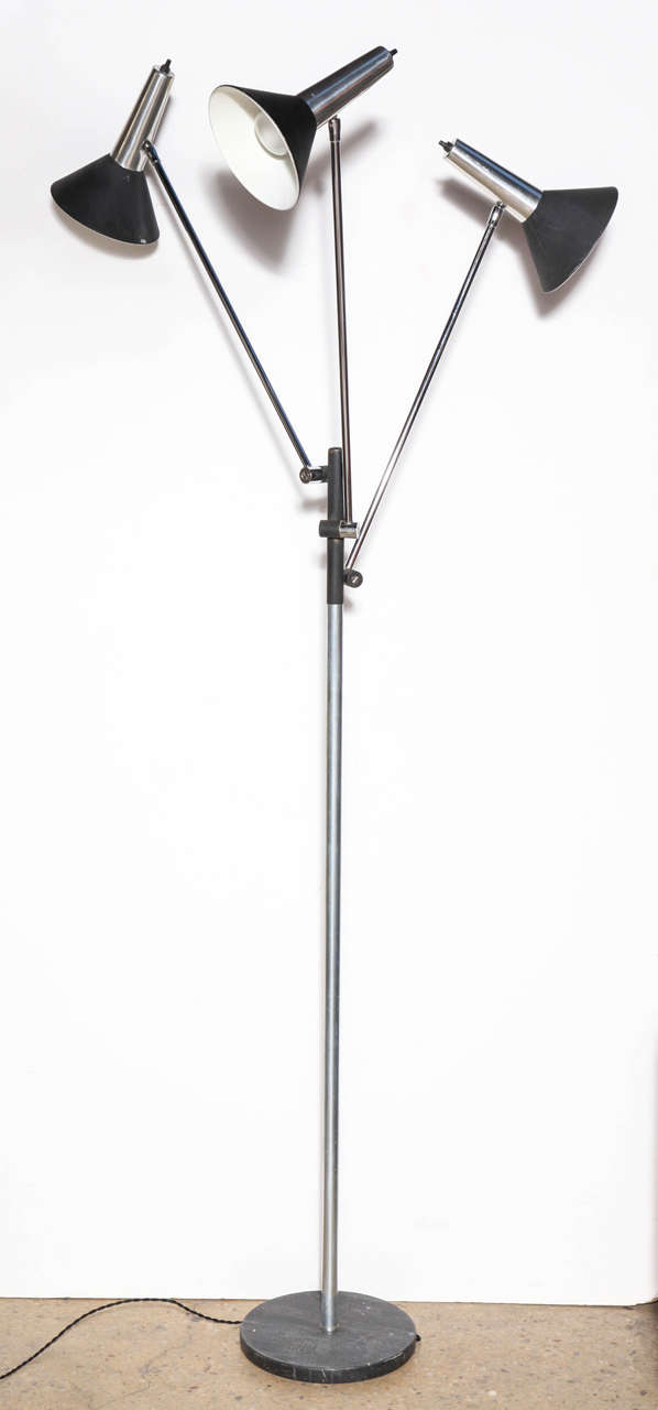 Italian Modern Gino Sarfatti Style Koch & Lowy attributed pivoting nickel floor lamp, c. 1970. Featuring a polished nickel stem, three adjustable black enamel and nickel-plate shades (shade 7 W x 10 L), three nickel-plate adjustable arms (24L arm