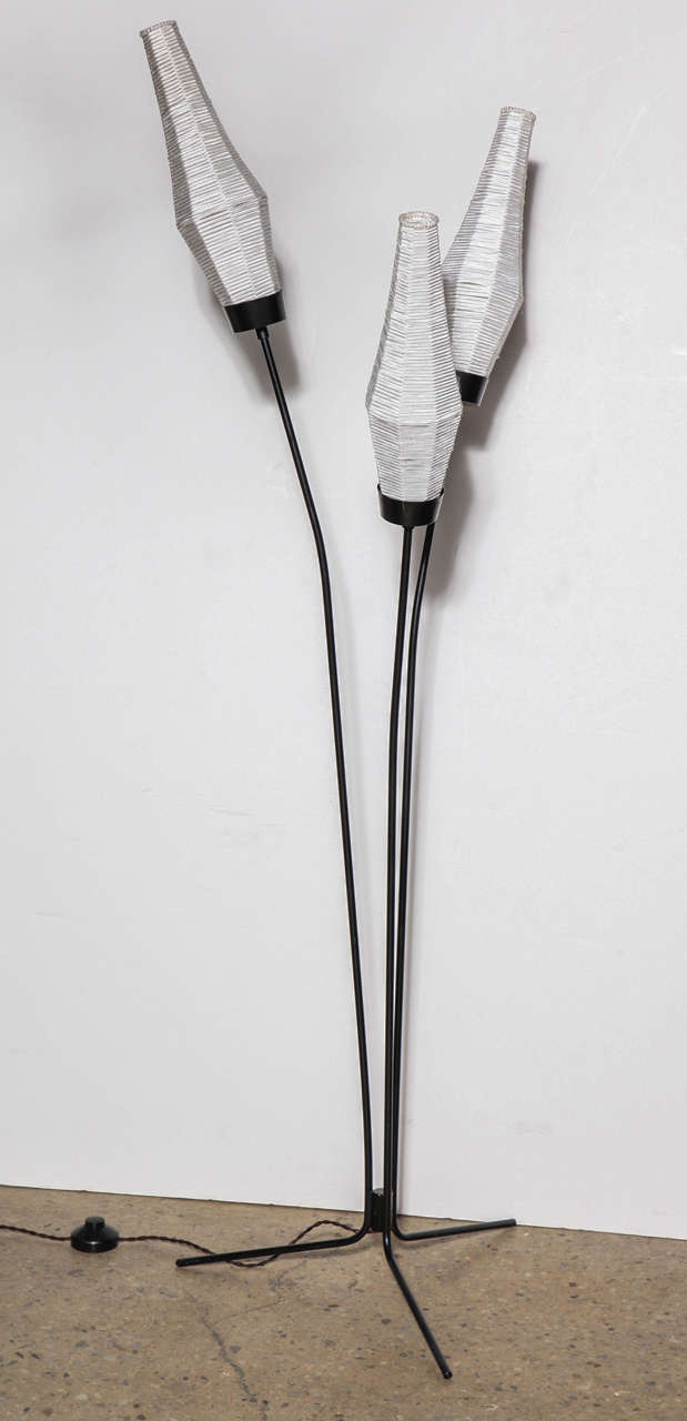 Mid-Century Modern Lampadaire trépied français moderne noir avec trois abat-jours blancs en forme de bourgeons, années 1950 en vente