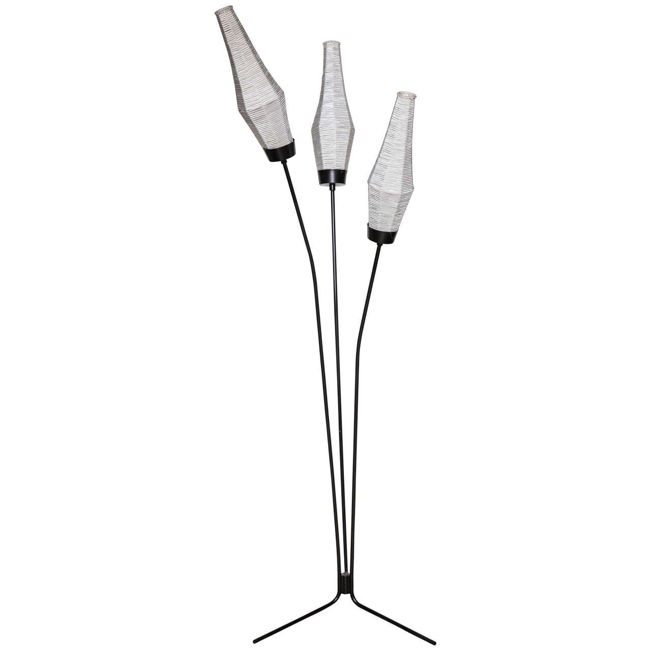 Lampadaire trépied français moderne noir avec trois abat-jours blancs en forme de bourgeons, années 1950