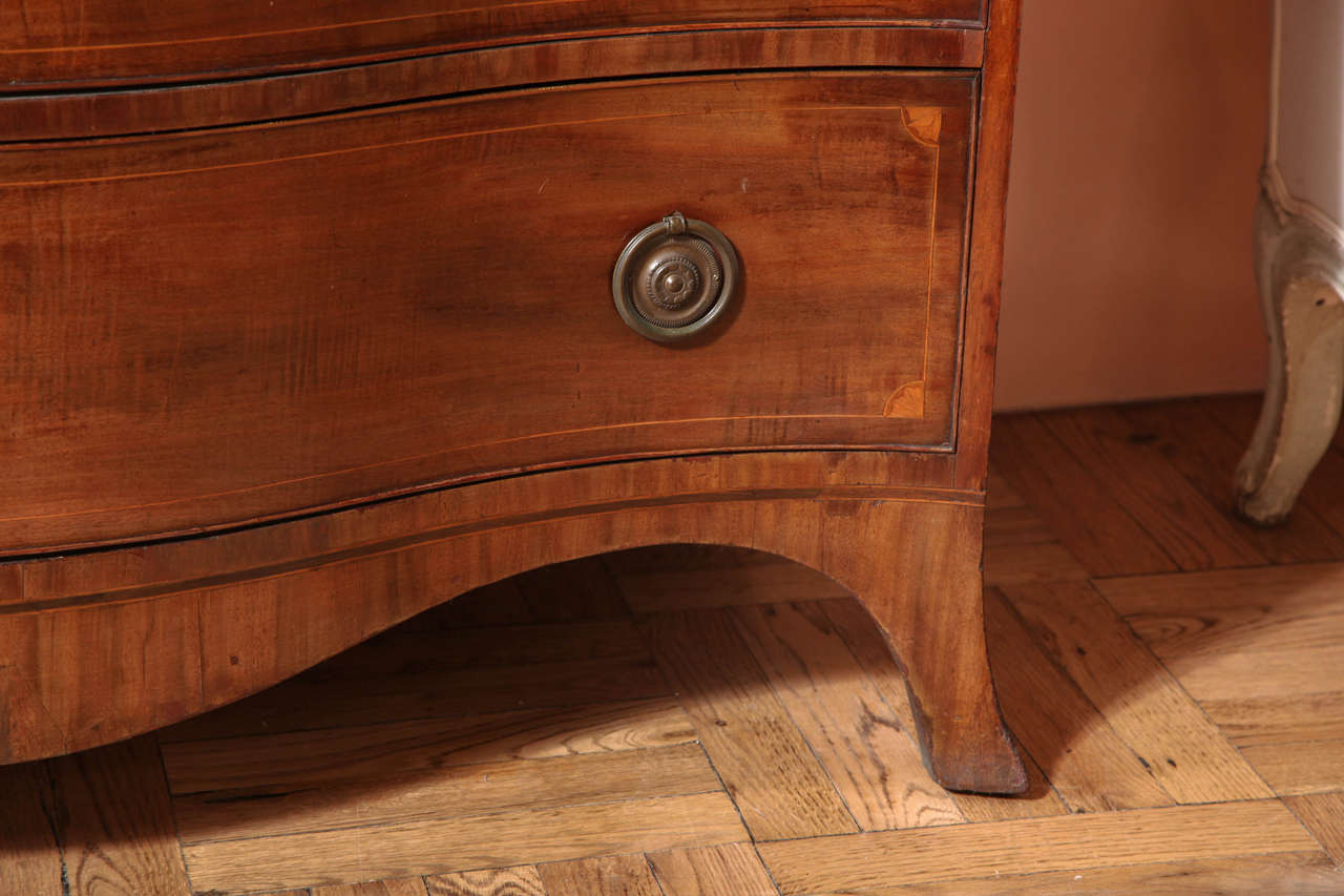 American Hepplewhite Four-Drawer Chest in Mahogany with Serpentine Front, circa 1800