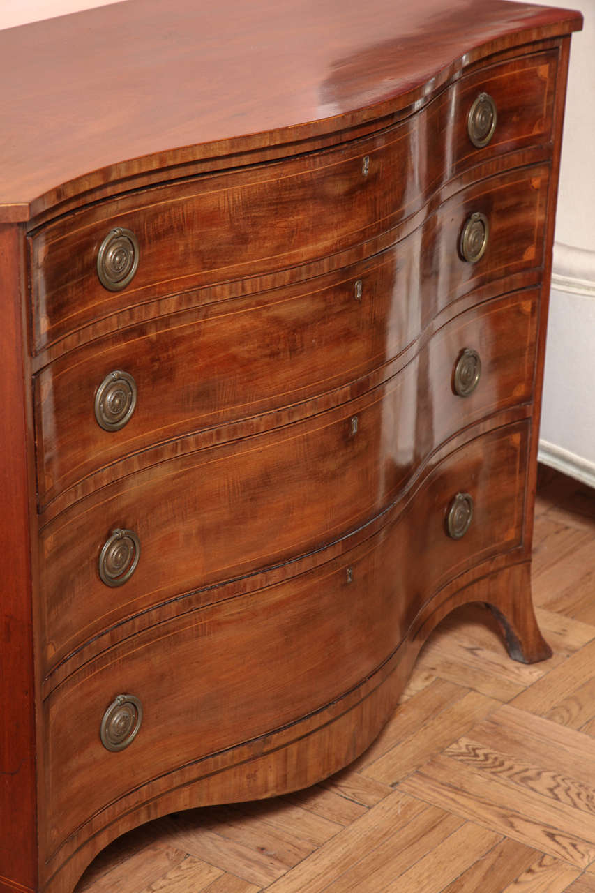 Hepplewhite Four-Drawer Chest in Mahogany with Serpentine Front, circa 1800 In Excellent Condition In New York, NY