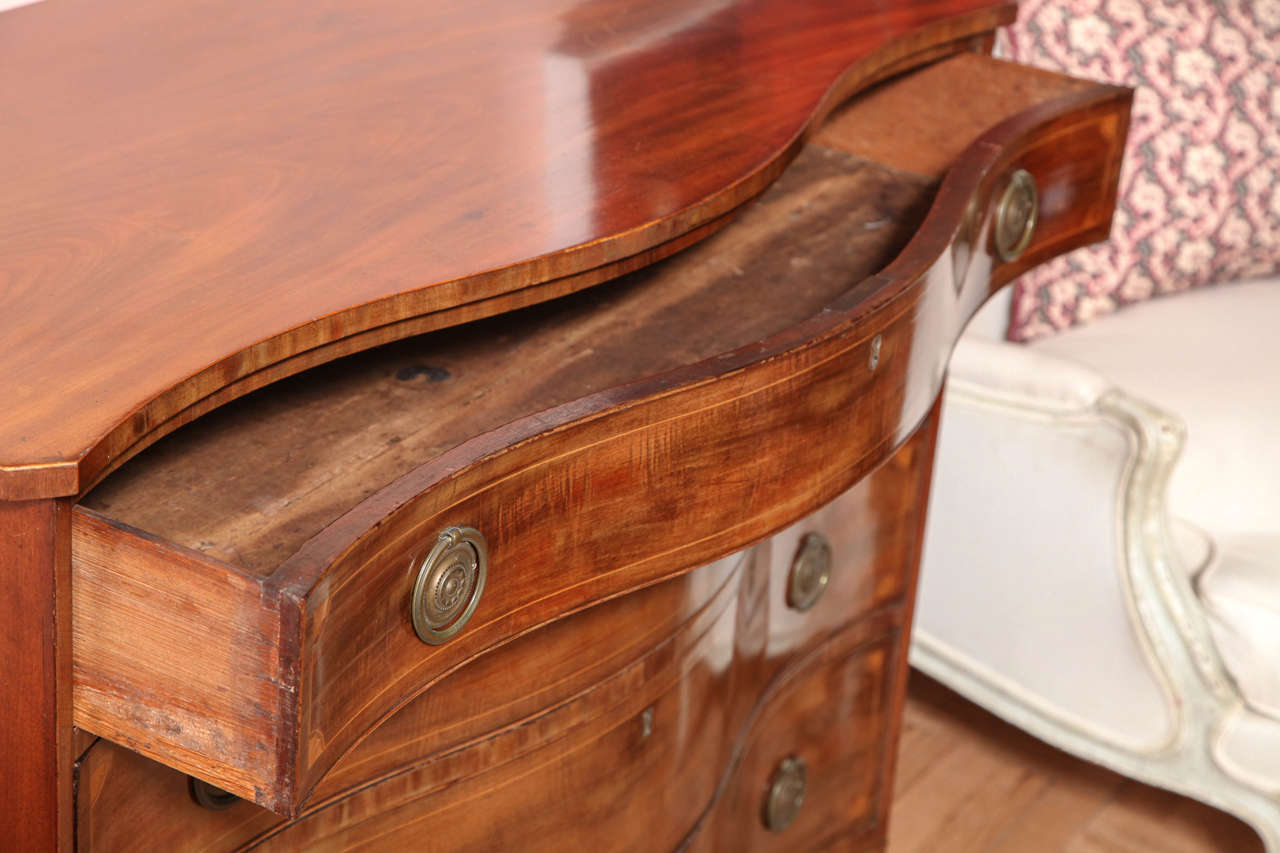 18th Century Hepplewhite Four-Drawer Chest in Mahogany with Serpentine Front, circa 1800