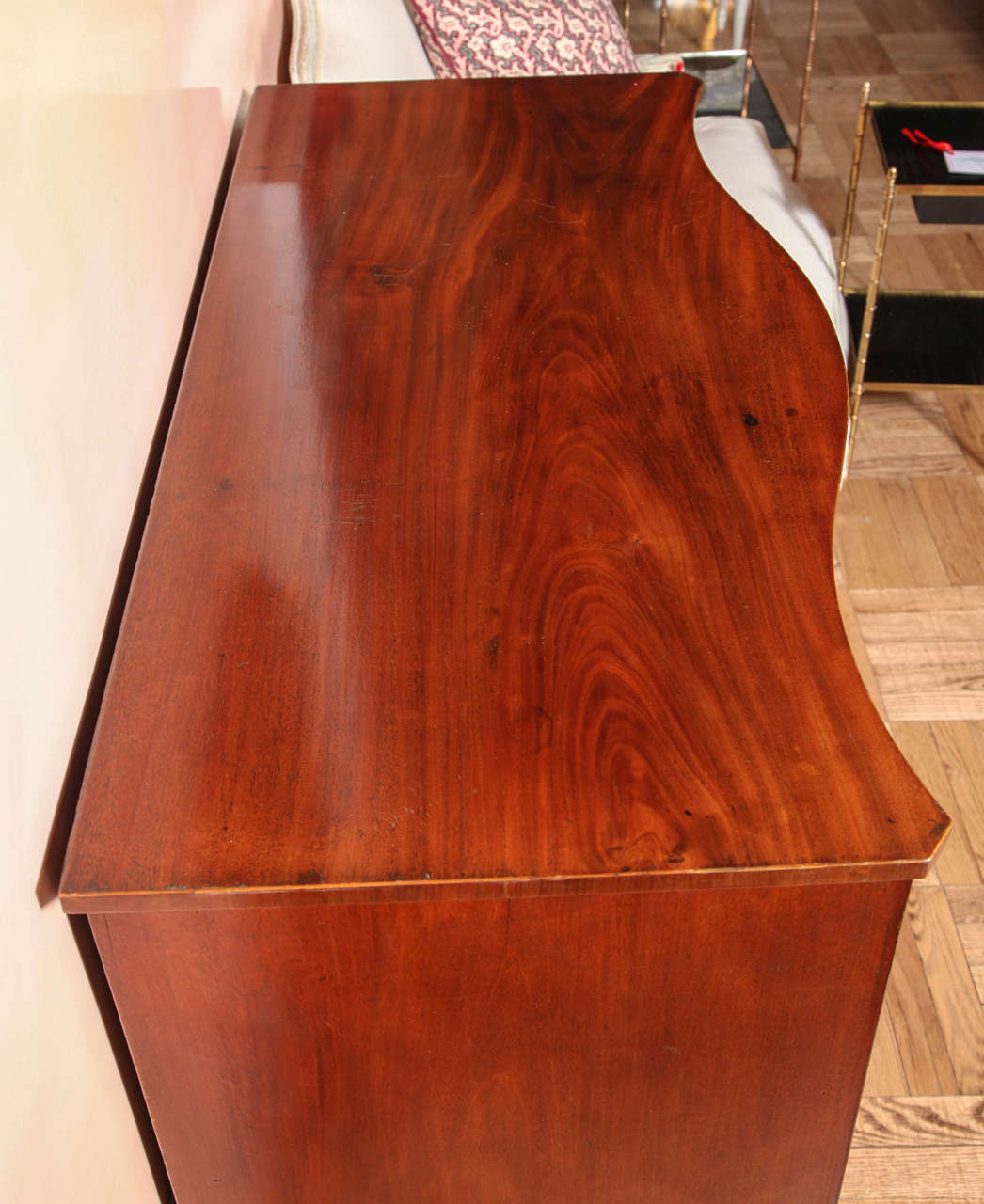 Hepplewhite Four-Drawer Chest in Mahogany with Serpentine Front, circa 1800 1