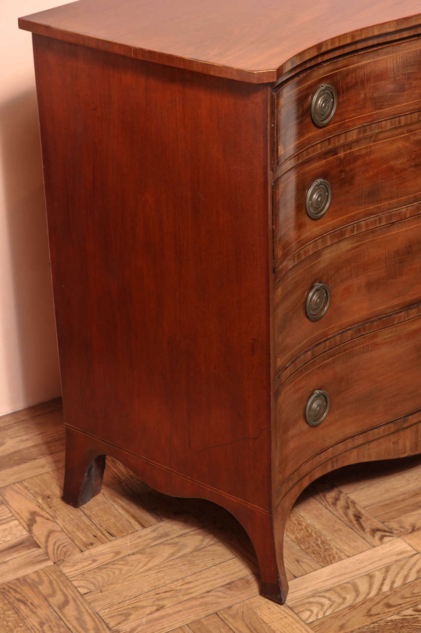 Hepplewhite Four-Drawer Chest in Mahogany with Serpentine Front, circa 1800 2
