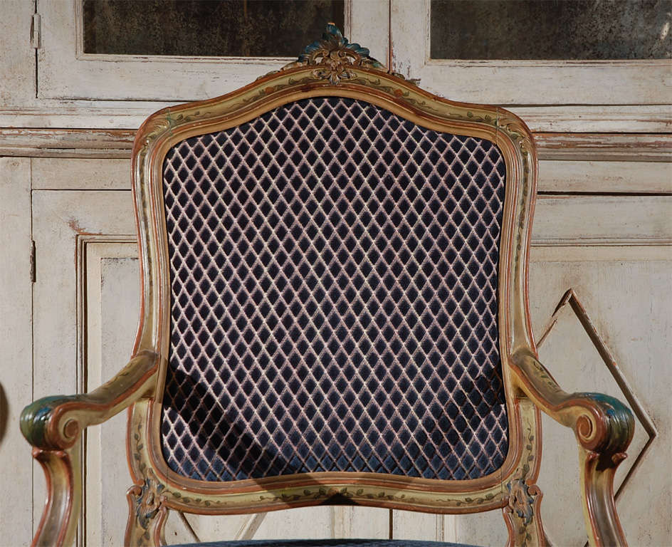 Ein elegantes Paar handgeschnitzter venezianischer Sessel mit muschelförmigen Reliefs auf der Schürze und der Rückenlehne. Jedes Stück ist von Hand mit zarten Blumen auf einem Grund aus Cledon bemalt. Beide auf Cabriole-Beinen.