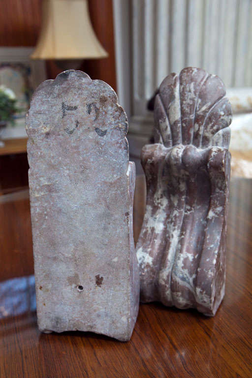 Pair of 19th C English Pink Marble Acanthus Corbel Bookends In Good Condition For Sale In Woodbury, CT