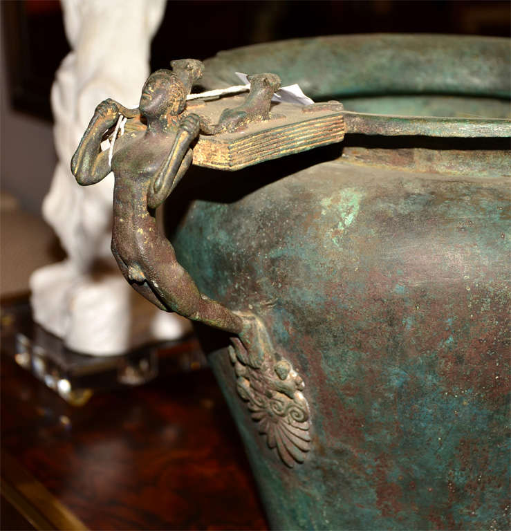 Bronze Vase in the Antique Taste with Great Patina In Fair Condition In Paris, Ile-de-France