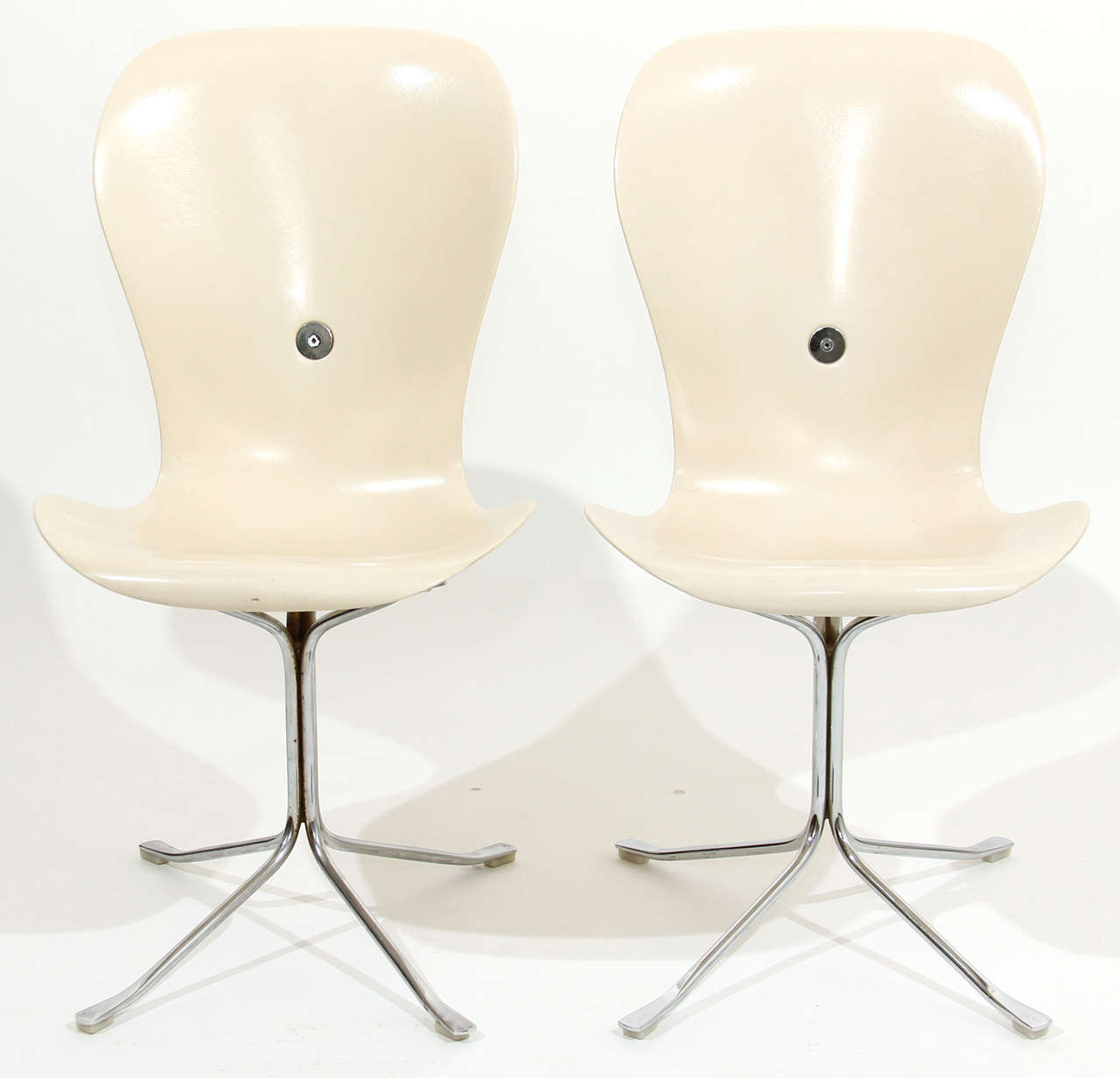 What Gideon kramer achieved with the Ion chair was a combination of  flexibility and support.
The Ion seat adapts to the sitter, rather than vice versa. Soft rubber shock mounts attach the seat to the flexible metal base allowing up to an inch of