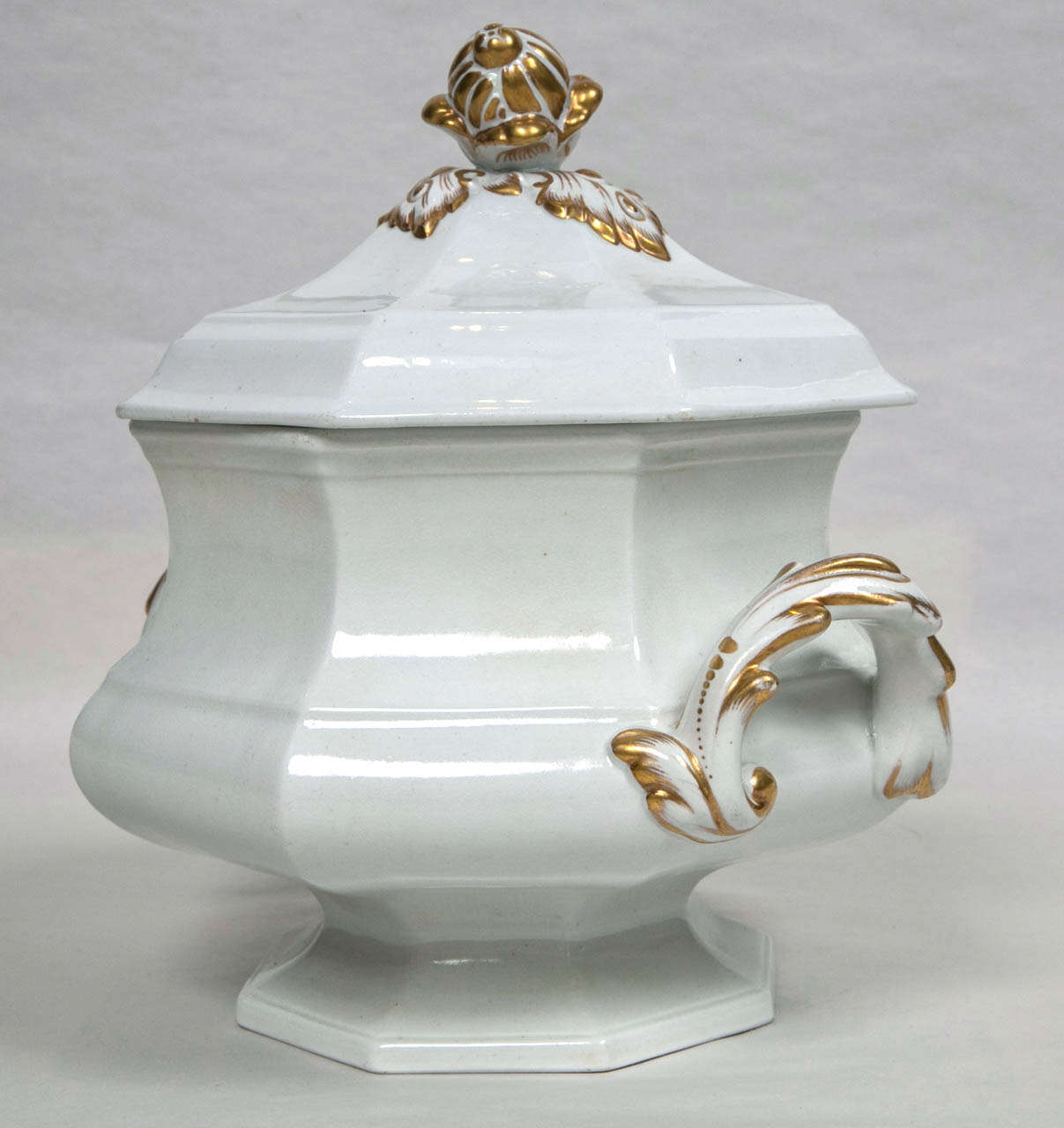 John Ridgway White & Gilt Ironstone Octagonal Soup Tureen & Lid In Excellent Condition In Stamford, CT