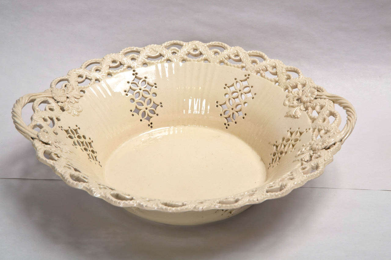 Late 18th c English Creamware Basket and Undertray In Good Condition In Stamford, CT
