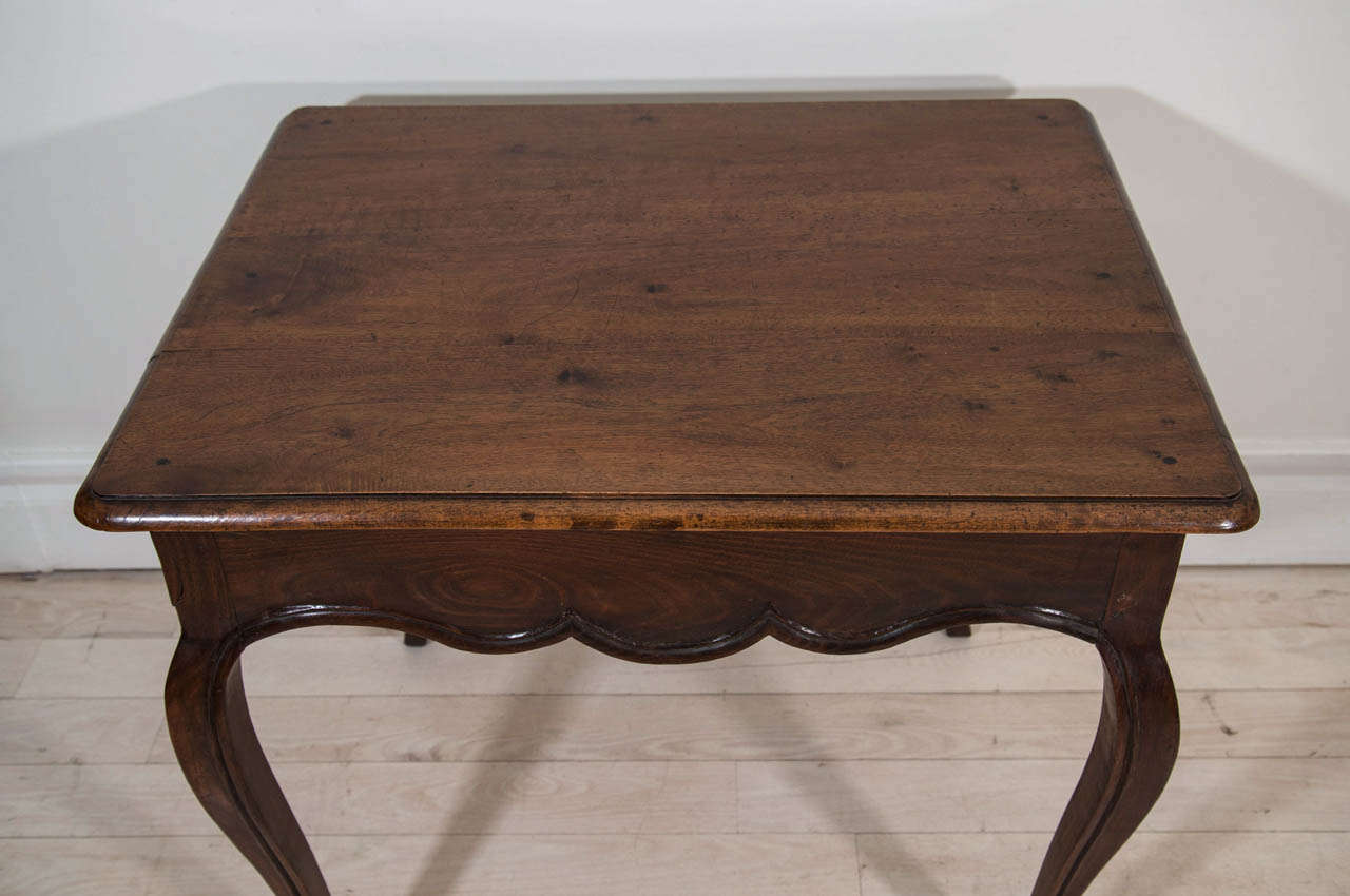 French Chestnut and Walnut Side Table In Excellent Condition In New York, NY