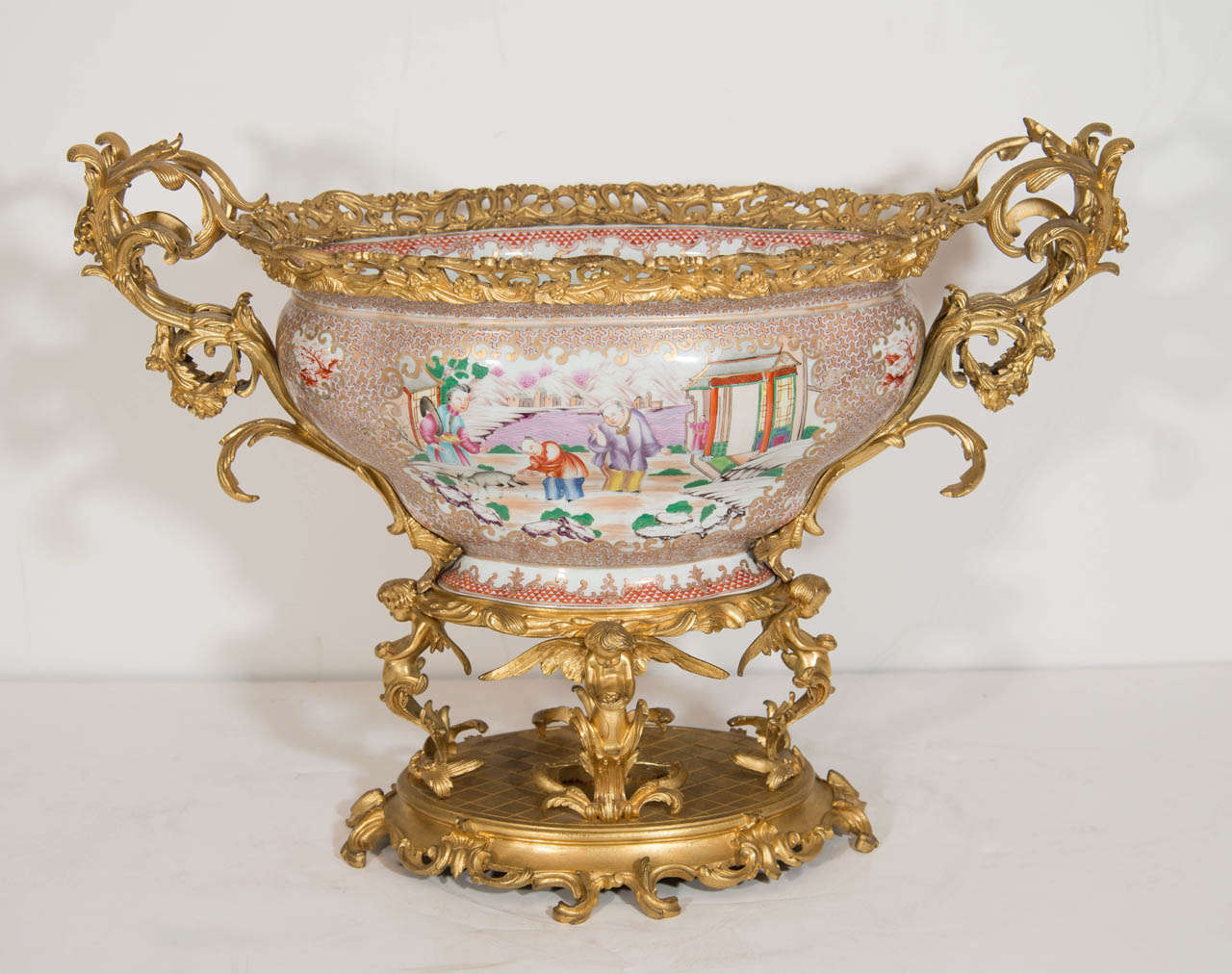 Eine exquisite antike Französisch Louis XVI-Stil vergoldeter Bronze montiert chinesischen Porzellan Tafelaufsatz. Die fein gearbeitete Porzellanschale, die wahrscheinlich aus der Qing-Dynastie stammt, ist reich mit Emaille bemalt und zeigt zarte