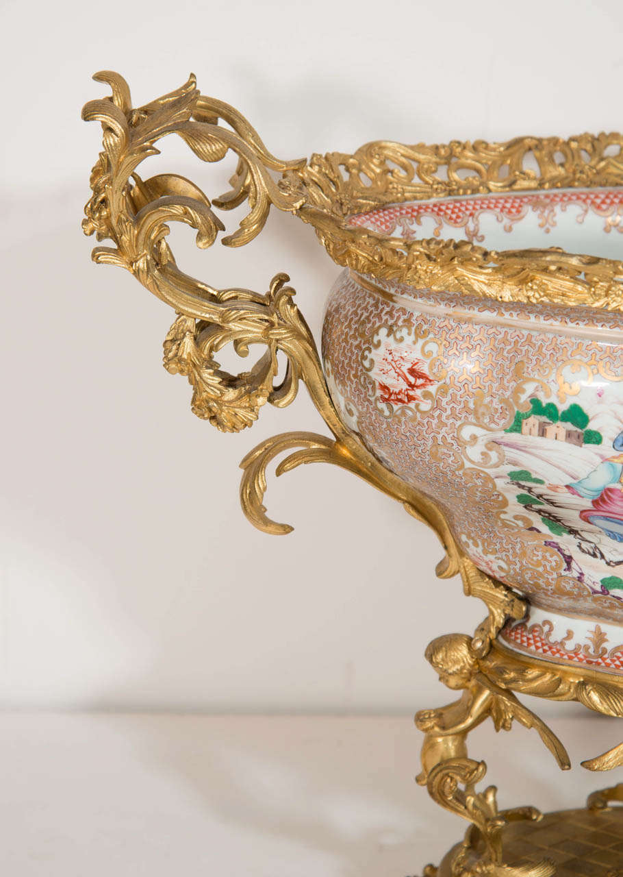 Antique French Louis XVI Stil vergoldete Bronze montiert chinesischen Porzellan Tafelaufsatz (Vergoldet) im Angebot