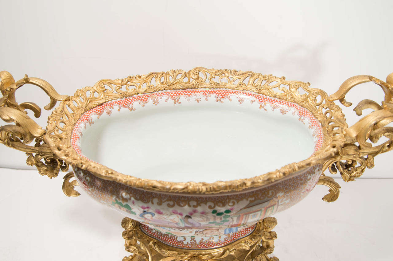 Antique French Louis XVI Stil vergoldete Bronze montiert chinesischen Porzellan Tafelaufsatz im Zustand „Gut“ im Angebot in New York, NY