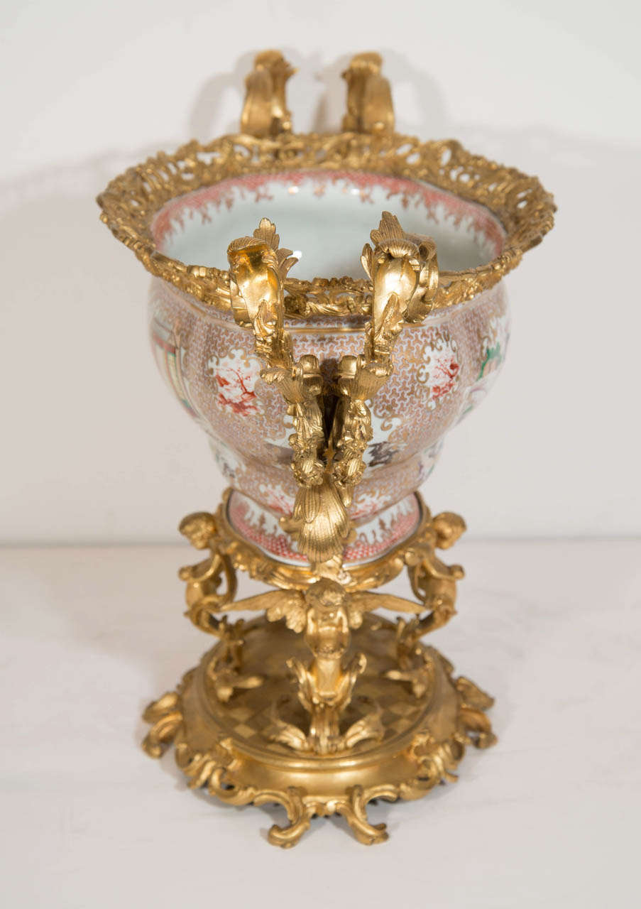 Antique French Louis XVI Stil vergoldete Bronze montiert chinesischen Porzellan Tafelaufsatz (19. Jahrhundert) im Angebot