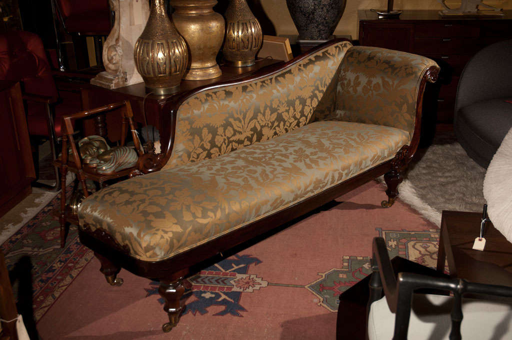 ELEGANT ENGLISH ROSEWOOD FRAME CHAISE LONGUE.<br />
NEWLY RESTORED AND UPHOLSTERED.