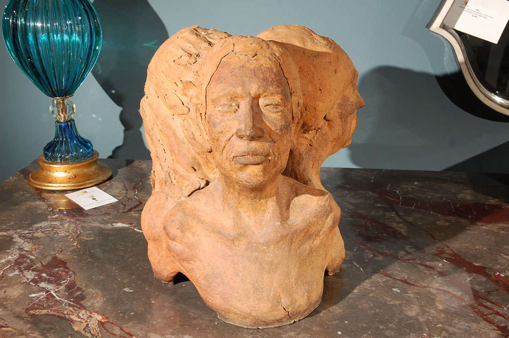 Mid-Century Modern Sculpture à trois têtes en terre cuite de 1971 signée Maynard en vente