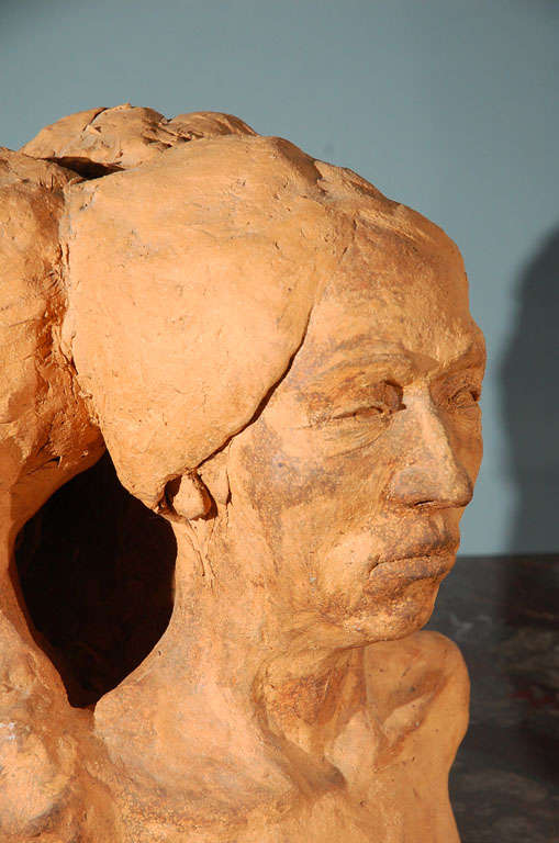 Terre cuite Sculpture à trois têtes en terre cuite de 1971 signée Maynard en vente