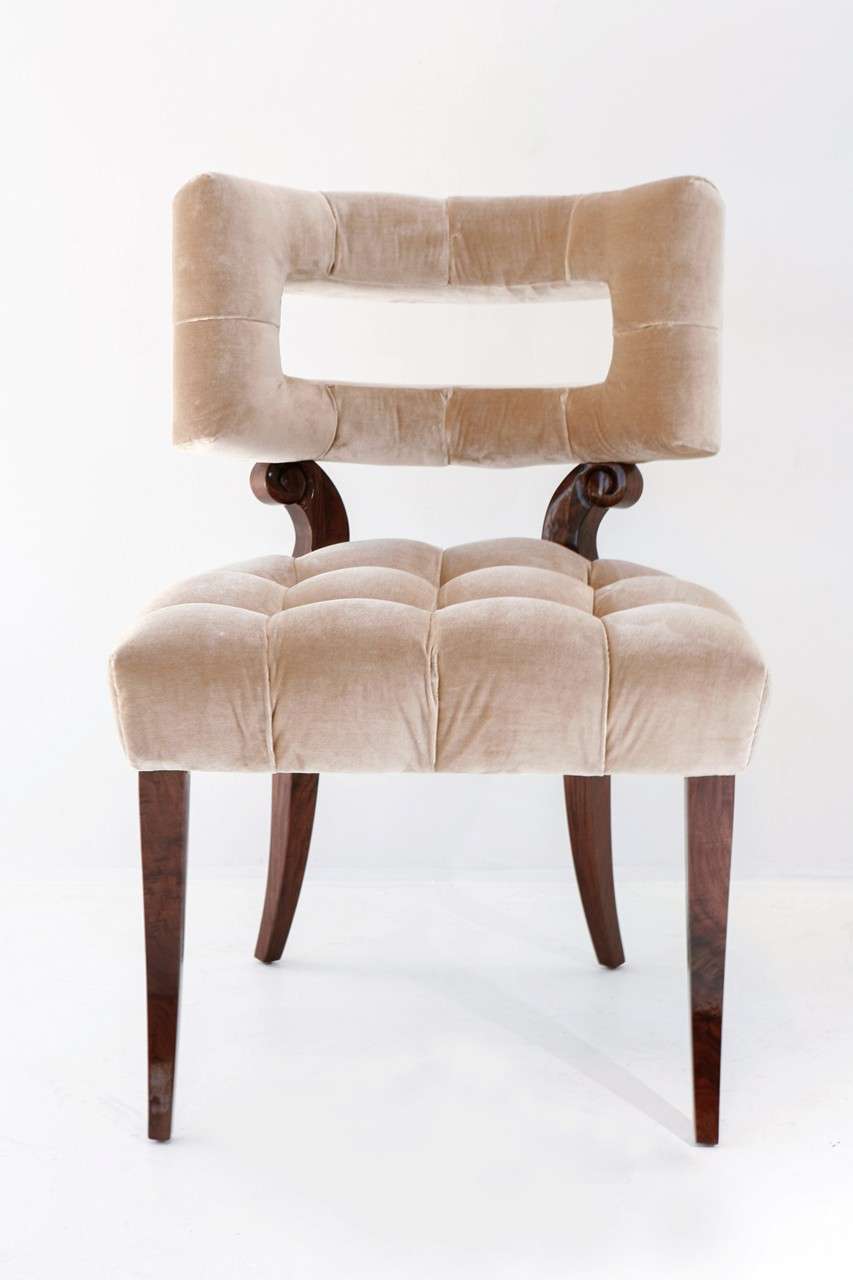 Fièrement fabriquée à la main à Los Angeles, en Californie, cette chaise aux formes courbes et sexy est un hommage au travail des designers William Haines et Grosfeld House. Créée à l'origine pour servir de chaise de salle à manger, ses proportions