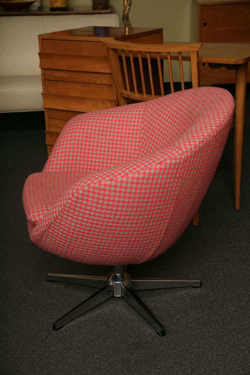 Mid-20th Century Smart Overman Egg style Swivel Chair in Houndstooth