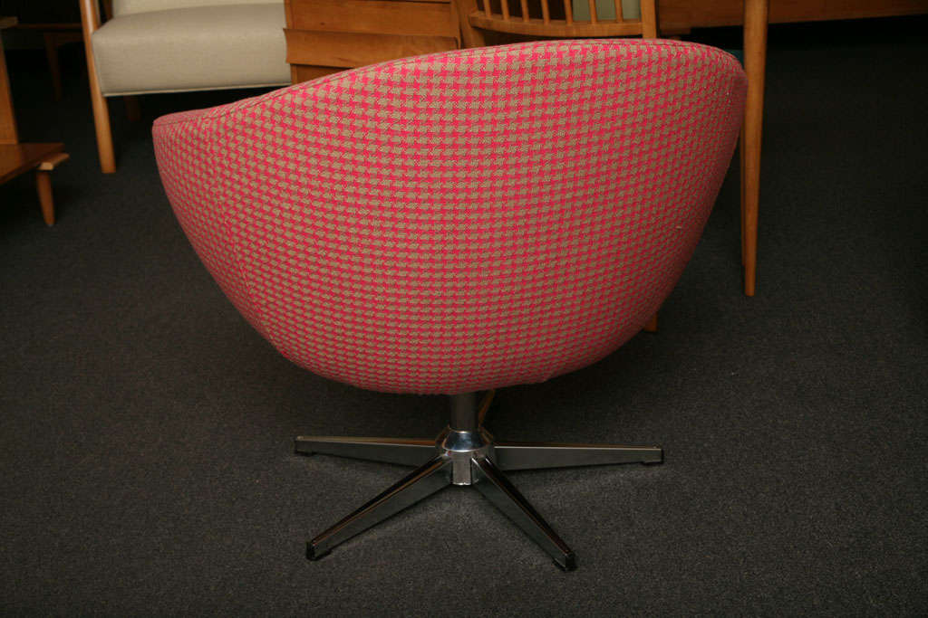 Smart Overman Egg style Swivel Chair in Houndstooth 1