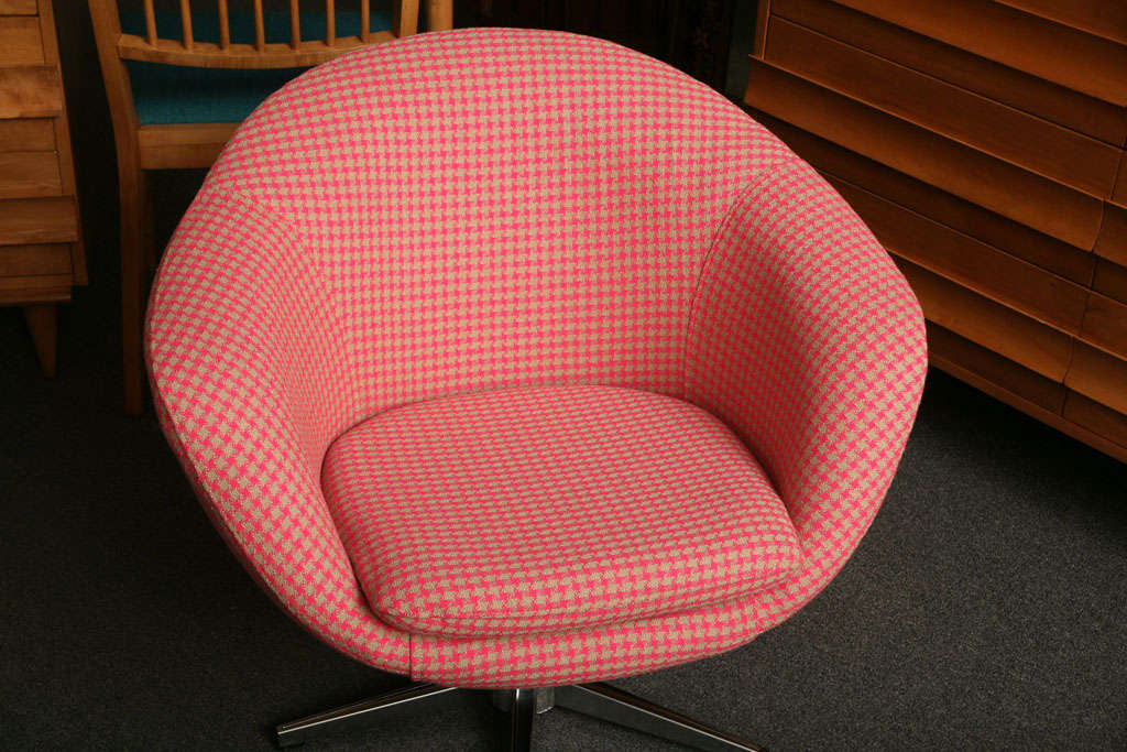Smart Overman Egg style Swivel Chair in Houndstooth 4