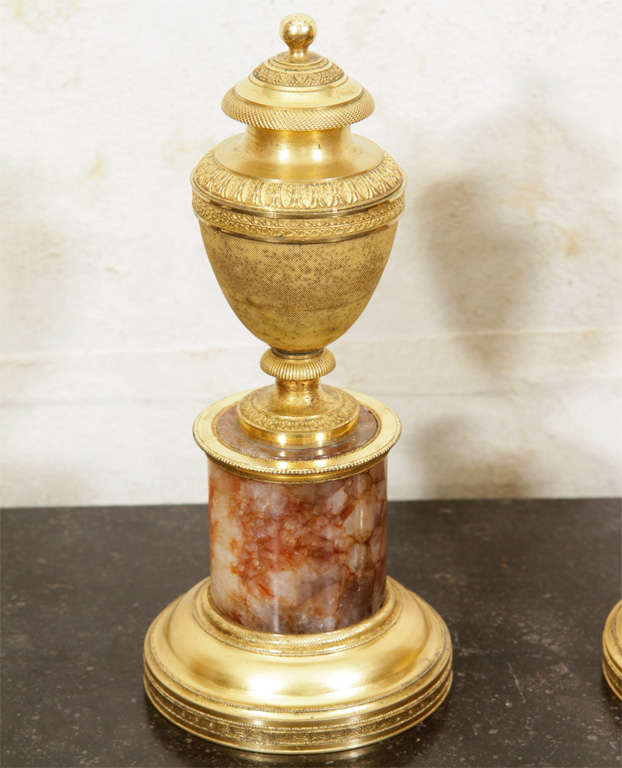 Pair of English Neoclassical Urns on Blue John Plinths In Excellent Condition In New York, NY