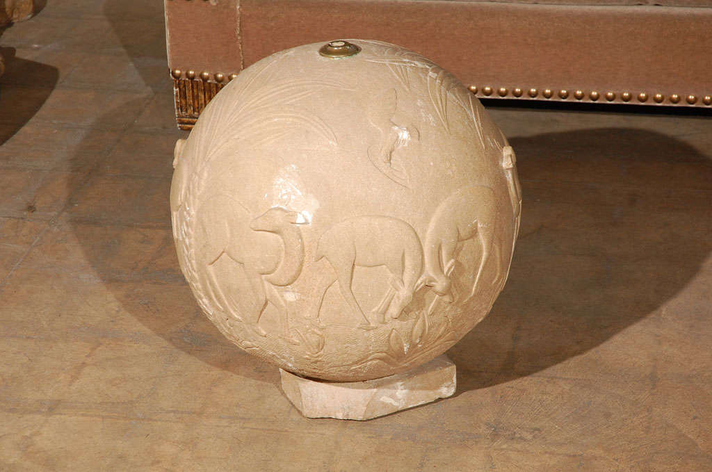 Français C.1930 French Carved Stone Relief Sphere (Sphère en relief en pierre sculptée) en vente