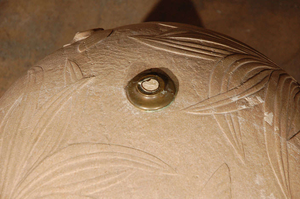 C.1930 French Carved Stone Relief Sphere (Sphère en relief en pierre sculptée) Bon état - En vente à Los Angeles, CA