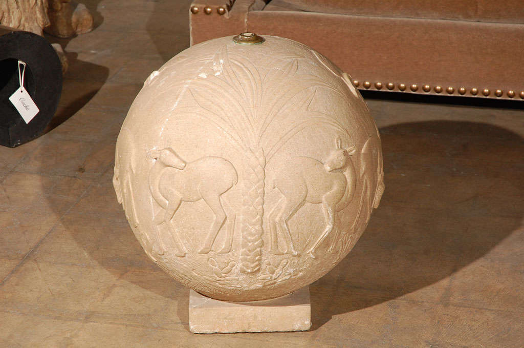 Milieu du XXe siècle C.1930 French Carved Stone Relief Sphere (Sphère en relief en pierre sculptée) en vente