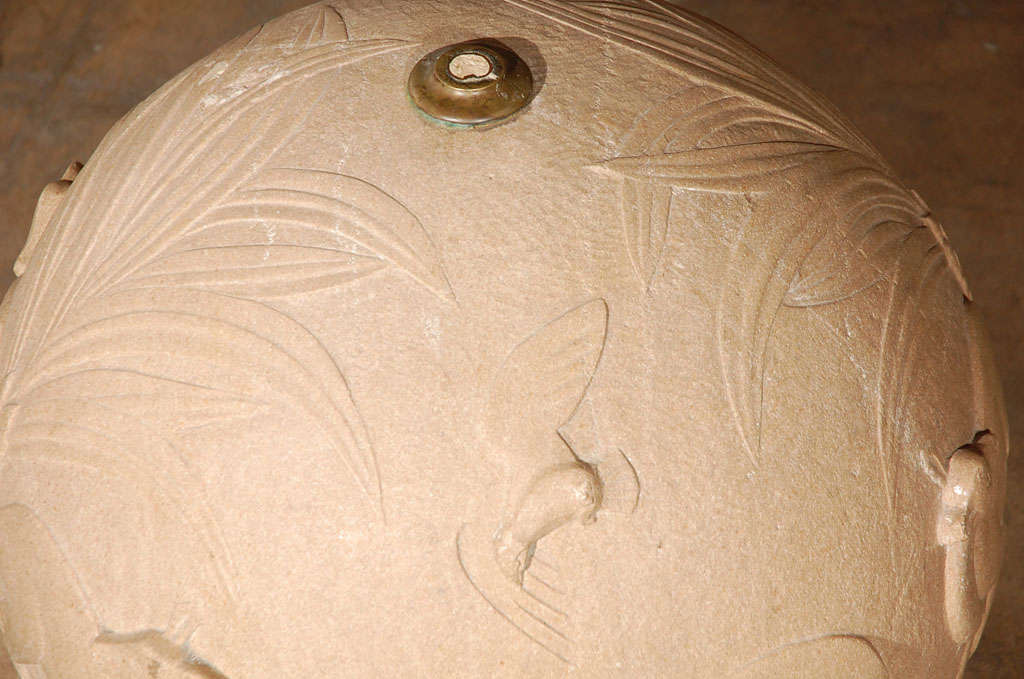 Pietra Sfera in rilievo in pietra intagliata francese del 1930, C. 1930 in vendita