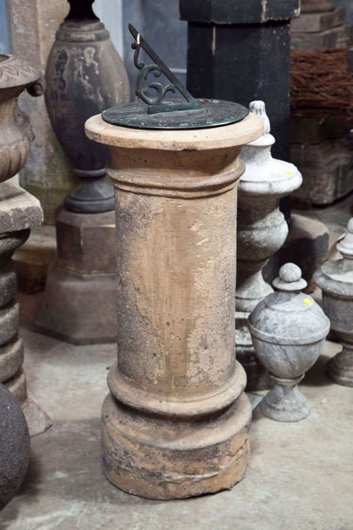 Englische Sonnenuhr aus Bronze und Terrakotta