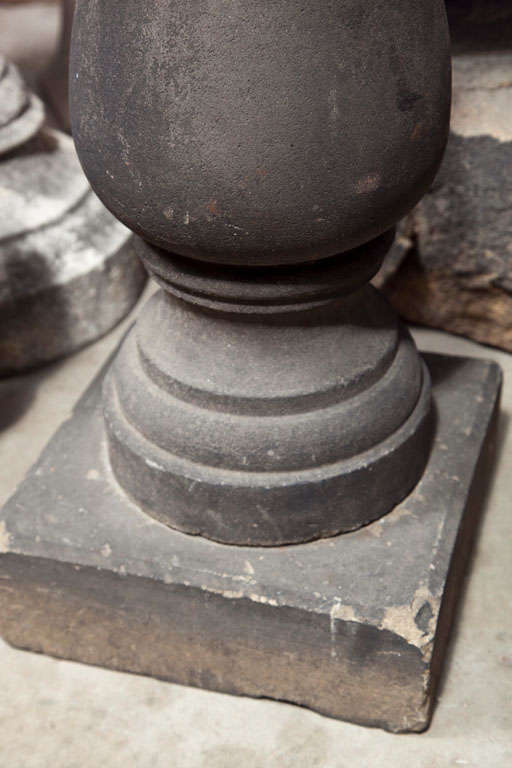 Elegant Welsh Carved Stone Sundial In Excellent Condition In Woodbury, CT