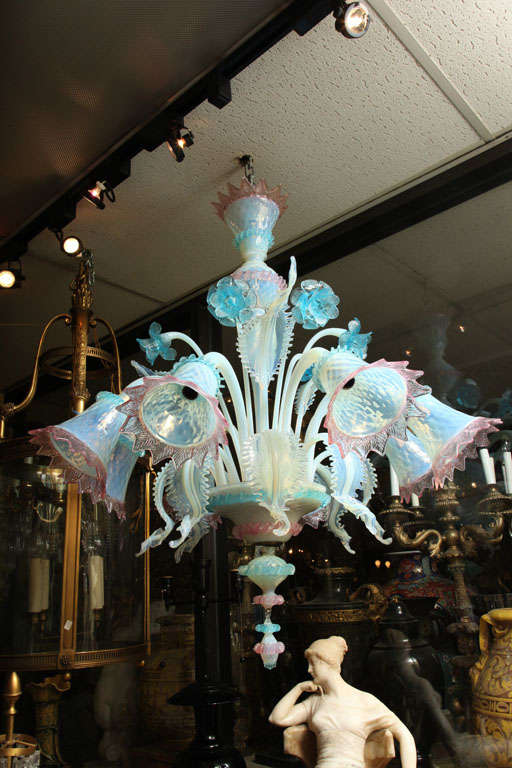 Very fine and impresive Venitian glass eight light chandelier by Murano