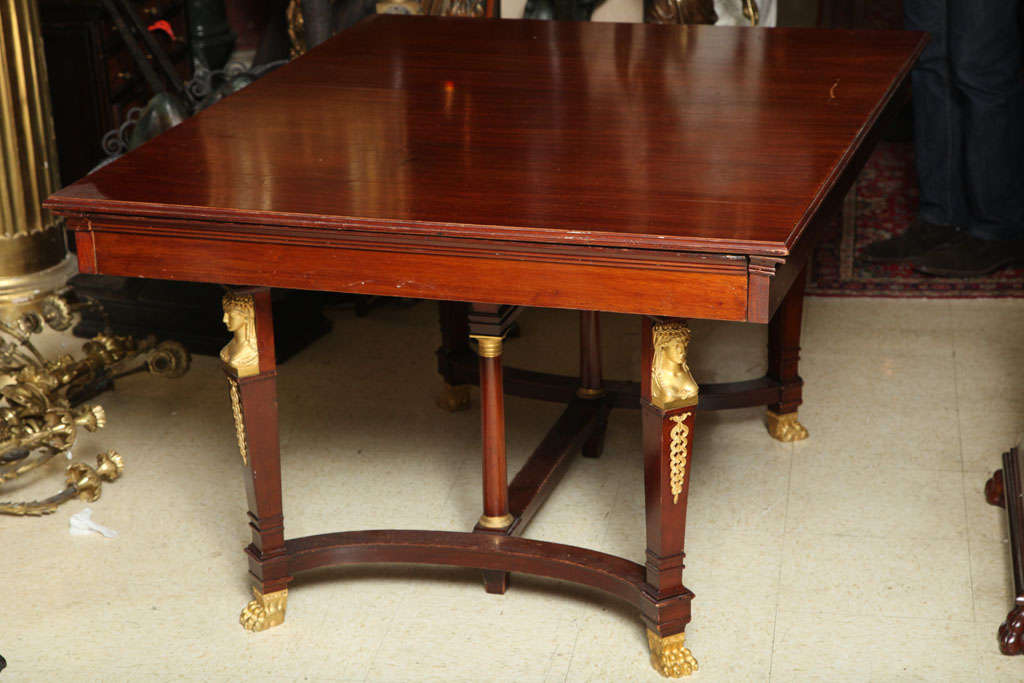 Néo-empire Ancienne table de salle à manger de style Empire français du 19ème siècle en acajou et bronze doré en vente