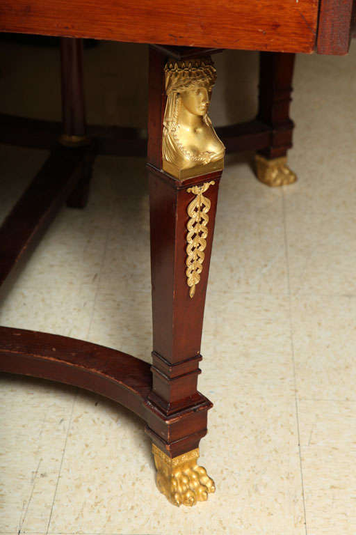 Français Ancienne table de salle à manger de style Empire français du 19ème siècle en acajou et bronze doré en vente