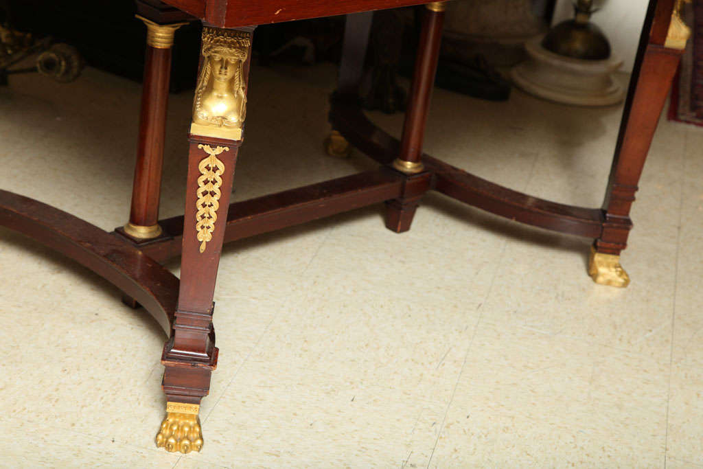 Ancienne table de salle à manger de style Empire français du 19ème siècle en acajou et bronze doré en vente 2