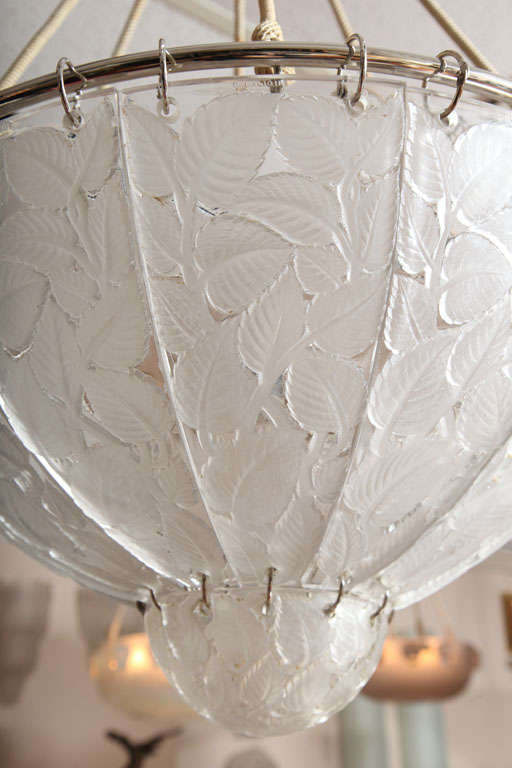 R. Lalique-Kronleuchter „Feuilles De Charmes“ (Französisch) im Angebot