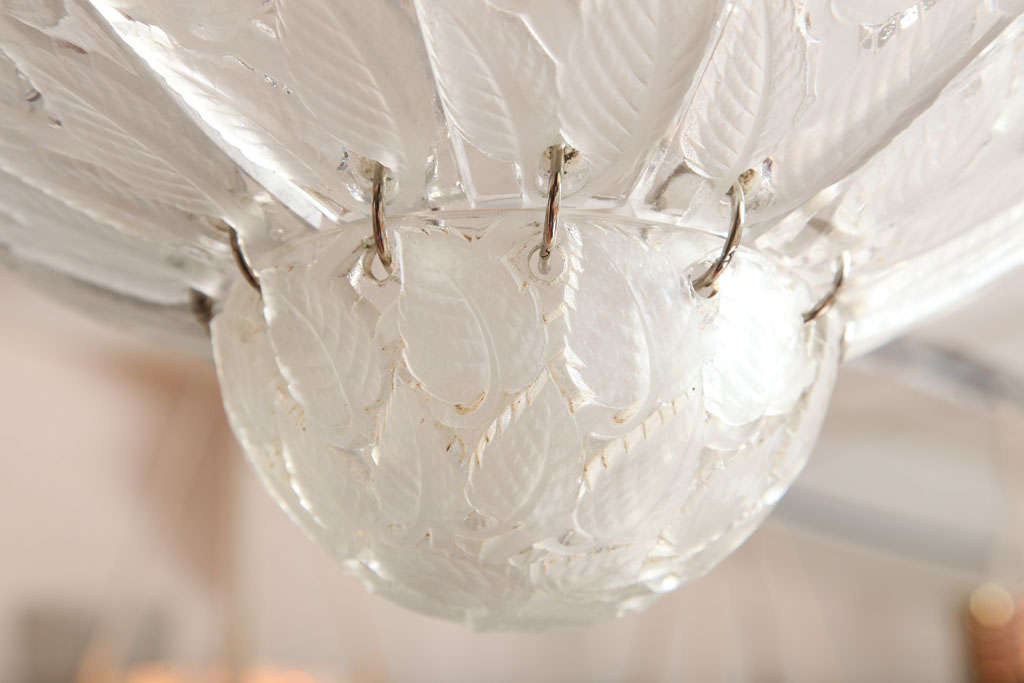 R. Lalique-Kronleuchter „Feuilles De Charmes“ im Zustand „Gut“ im Angebot in Bridgewater, CT