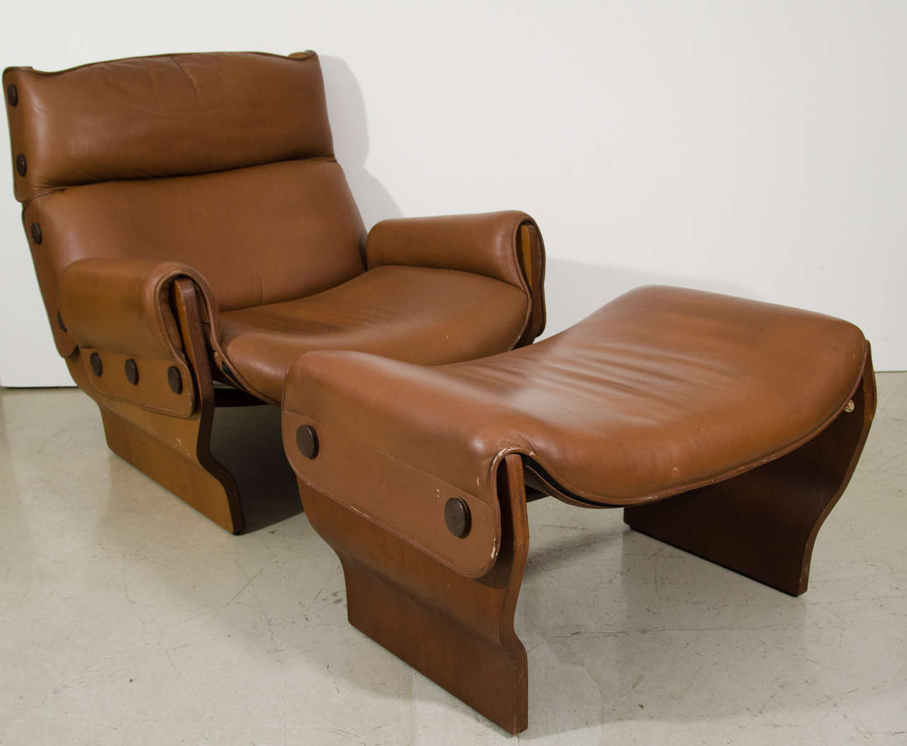 Osvaldo Borsani 'Canada' Two Lounge Chairs and Ottoman for Tecno In Good Condition In New York, NY
