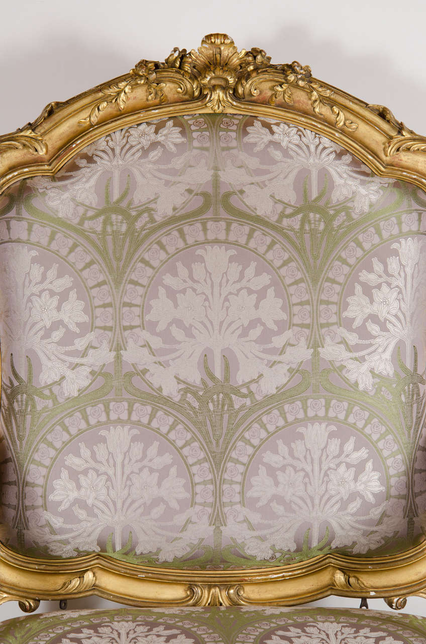 Pair of French Bergere Chairs and Ottoman in Gilded Wood and Satin Upholstery In Excellent Condition In New York, NY