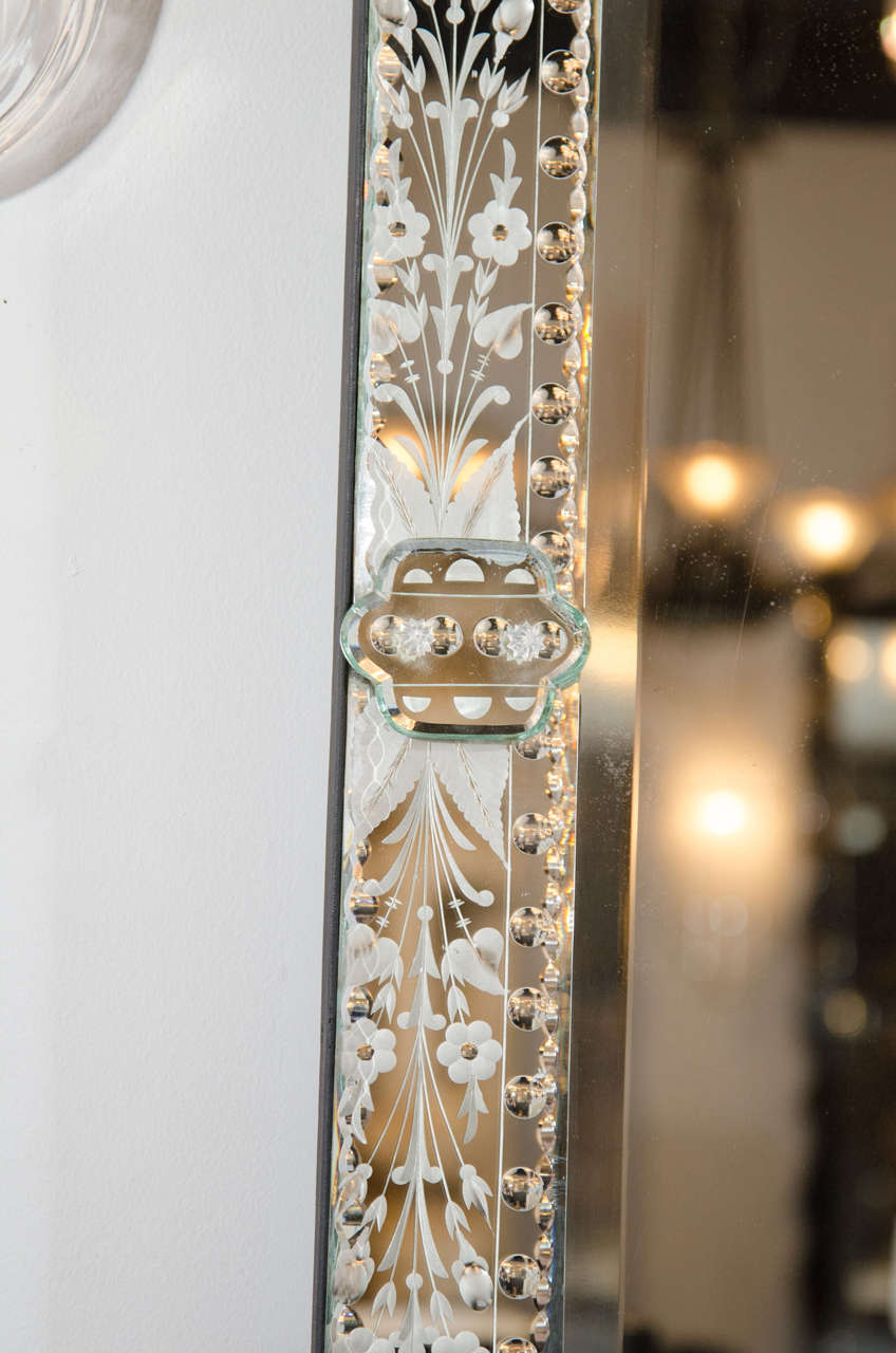Beautiful 1940s Hollywood Venetian Mirror with Reverse Etching and Floral Design In Excellent Condition In New York, NY