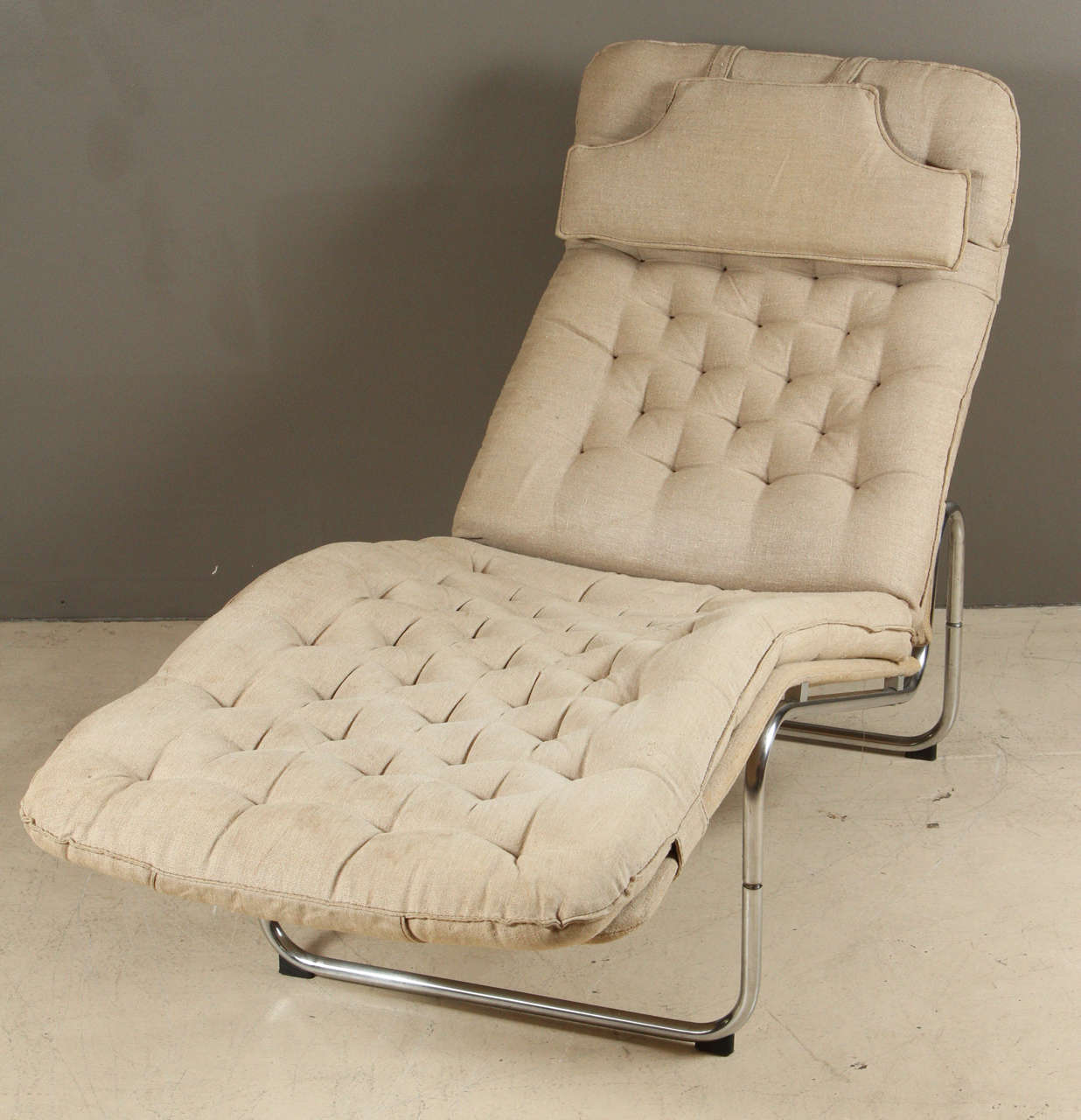 Tufted Scandinavian chaise longue in original Belgian linen.