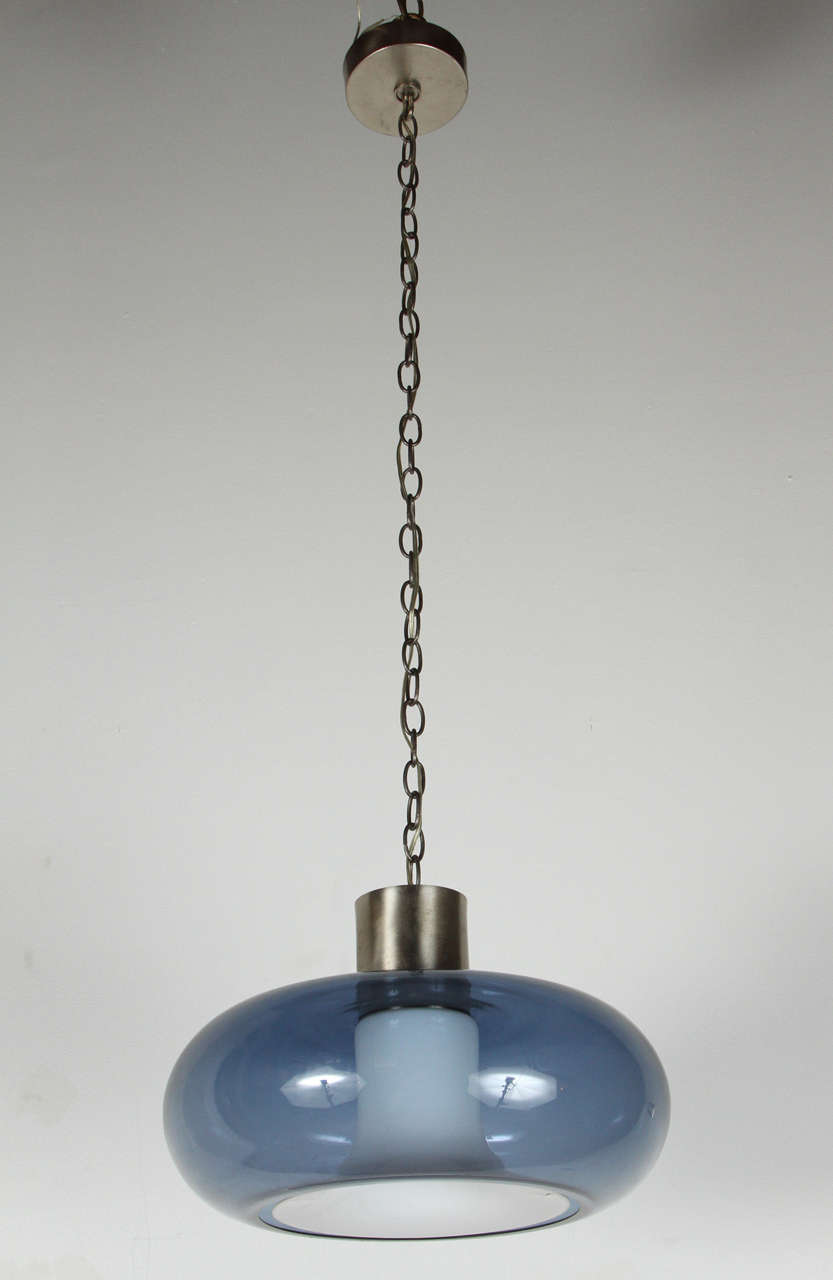 Ciondolo di Murano di Mazegga. Ricablato di recente per una lampadina standard.