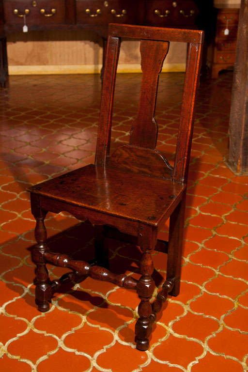 Pair of English Oak George I Hall Chairs In Excellent Condition For Sale In Woodbury, CT