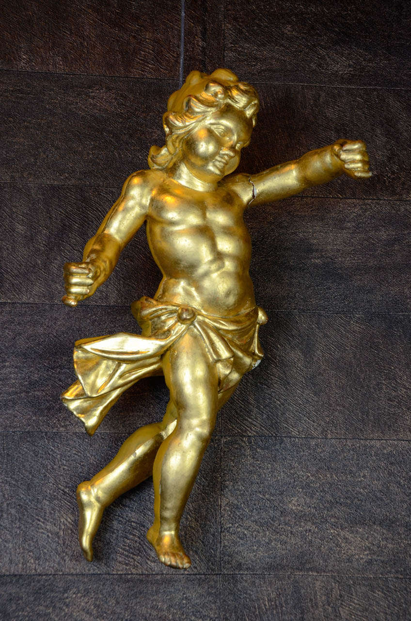 Pair of 18th Century Italian Giltwood Putti In Excellent Condition For Sale In Paris, FR